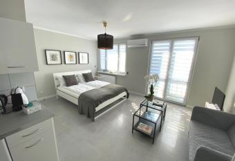 APARTAMENT O  . B    KITNE 10H allows 18 year olds to book a room