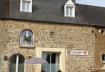 Le Petit Dragon has Balcony rooms