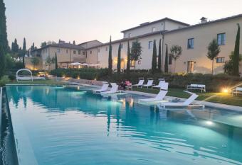 Villa Petriolo allows 18 year olds to book a room