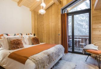 Chalet sur les monts Morzine has rooms with a private hot tub