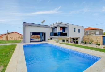 3 bedrooms villa with private pool enclosed garden and wifi at Esposende has Balcony rooms