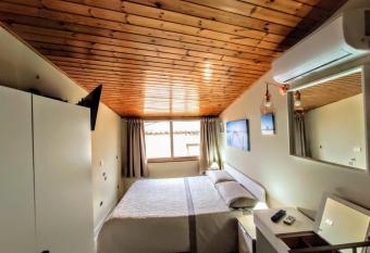 Nel Centro Storico A Casitta Da Mola allows 18 year olds to book a room