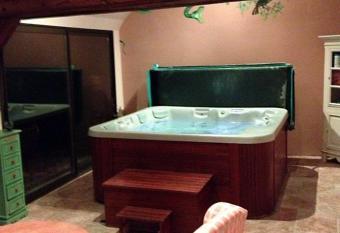 Domaine de montboulon has rooms with a private hot tub