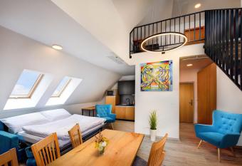 Maladinovo pri Liptovskej Mare has rooms with a private hot tub