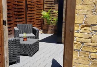 Le lodge origin allows 18 year olds to book a room