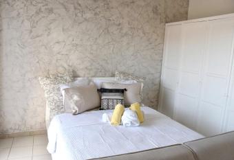 Studio avec vue sur la ville balcon et wifi a Baie Mahault has Balcony rooms