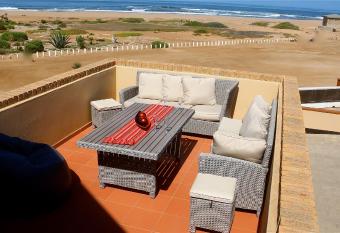 Ocean Pearl Beachfront has rooms with a private hot tub