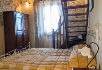 Cubanito Bailon has Balcony rooms