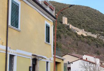 A due passi dal castello has Balcony rooms