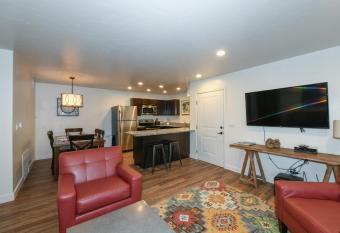 Moab Redcliff Condos Dean Re has rooms with a private hot tub