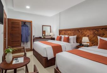 Homewood Hotel By Seuya Hotel has rooms with a private hot tub