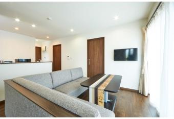 E-horizon Resort                            D allows 18 year olds to book a room