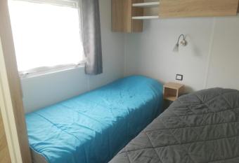 MH 3 Ch - 4 FUN PASS et WIFI inclus - camping 4e bord de lac has rooms with a private hot tub