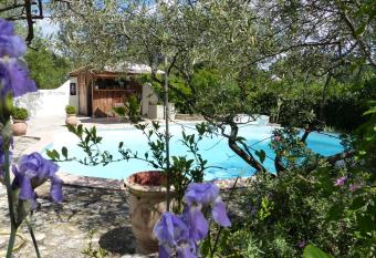 la pause nimoise allows 18 year olds to book a room