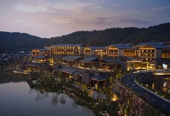 Xianghu Xiaoyao Manor allows 18 year olds to book a room