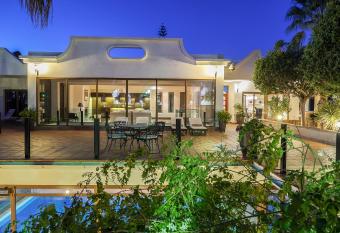 Villa Palmeras has Balcony rooms