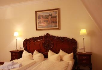 Schlosshotel zum Markgrafen has rooms with a private hot tub