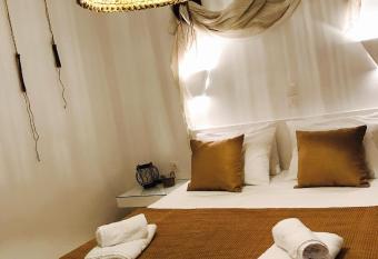 To Maro has Balcony rooms