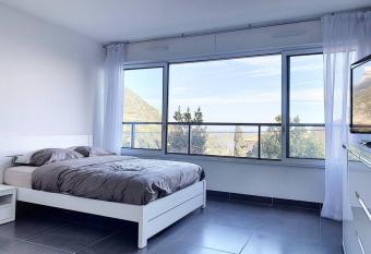 Great studio with a sea view and parking in 400 meters from Monaco allows 18 year olds to book a room