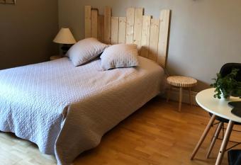 Manoir Les C  dres has Balcony rooms