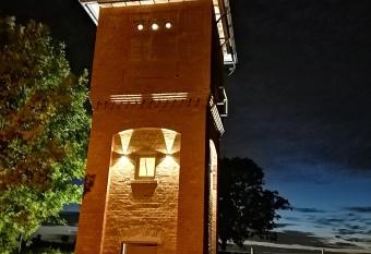 Logement insolite La tour de Larbuisson allows 18 year olds to book a room