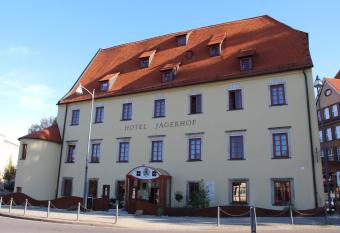 Ringhotel J  gerhof allows 18 year olds to book a room