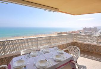 7th floor beachfront apartment with stunning views has Balcony rooms