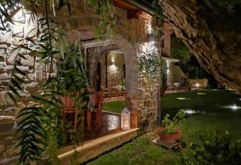 Terredimezzo Country House allows 18 year olds to book a room