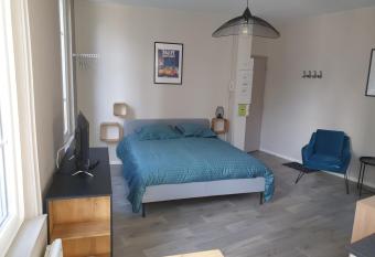 Suite Orphelins 3 1er allows 18 year olds to book a room