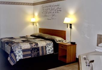 Dutch Country Inn has rooms with a private hot tub