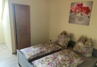 Zimmervermietung Graupner allows 18 year olds to book a room