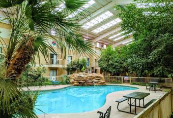 Atrium Inn has Balcony rooms