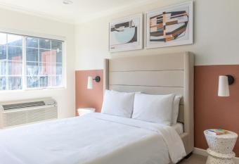 Signature Inn Oakland allows 18 year olds to book a room