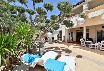 Les Chambres d H  tes du Grand Mornas has Balcony rooms