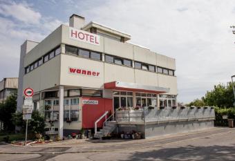 messe hotel wanner allows 18 year olds to book a room