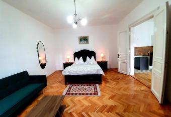 Maximus Apartments has Balcony rooms