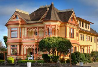 Gingerbread Mansion has Balcony rooms