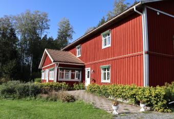 Skogsbrynet B&B, Bredsj   Nya Herrg  rd allows 18 year olds to book a room