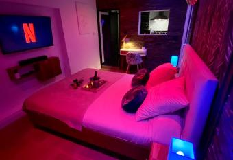 suite phantastica allows 18 year olds to book a room