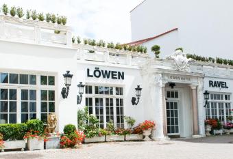 L  wen Hotel allows 18 year olds to book a room