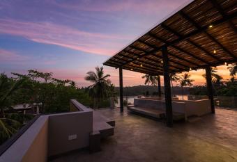 BomBora Hiriketiya has Balcony rooms