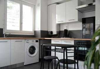 Appartement Tropical et JACUZZI Baln  oth  rapie Draveil has Balcony rooms