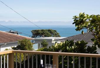 BLUE WATER COTTAGE - BY THE SEA has rooms with a private hot tub