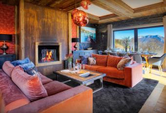 Chalet Kalyssia - OVO Network has rooms with a private hot tub