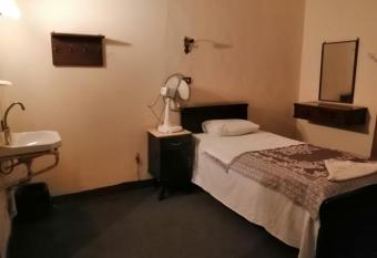 Hotel NEW HOTEL has rooms with a private hot tub