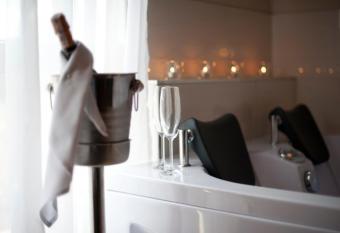 Hotel Sulbin has rooms with a private hot tub