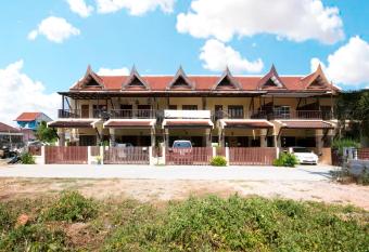 OYO 789 Andaman Place@baandon allows 18 year olds to book a room