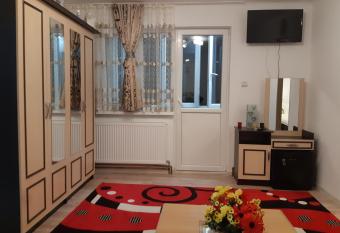 Florin Apartament has rooms with a private hot tub