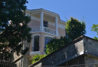 Le Bompard 50 m2 Villa Art D  co Plein centre avec jardin has Balcony rooms