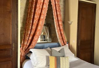 La Maison d Alienor Gites has rooms with a private hot tub